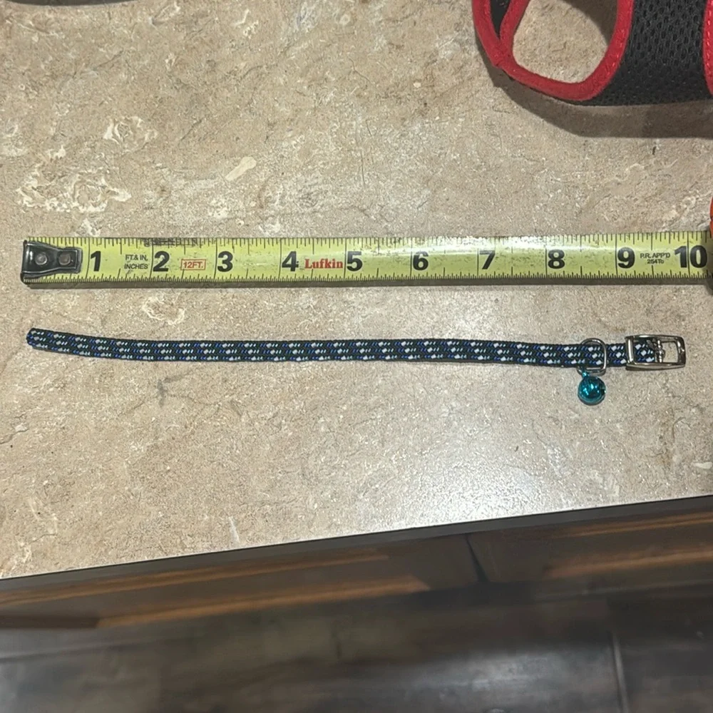 Elastic cat collar with bell